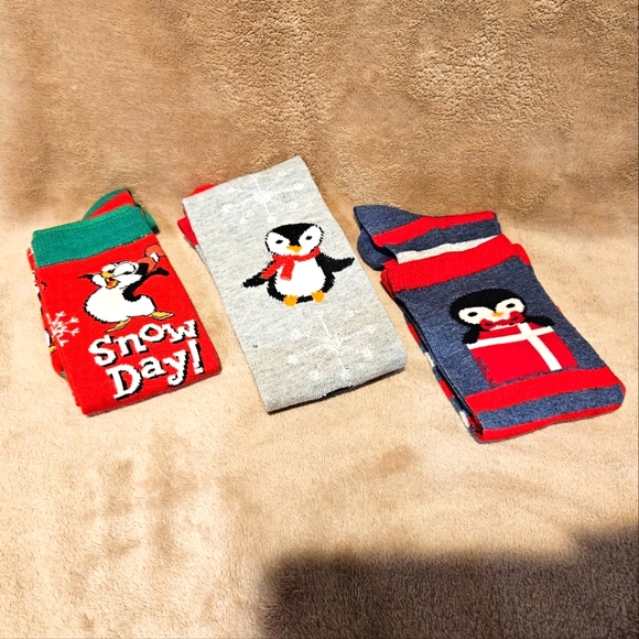 🍓🍄Womens Knee High Christmas Holiday Penguin Socks - Never Worn🍄🍓 - Picture 1 of 5